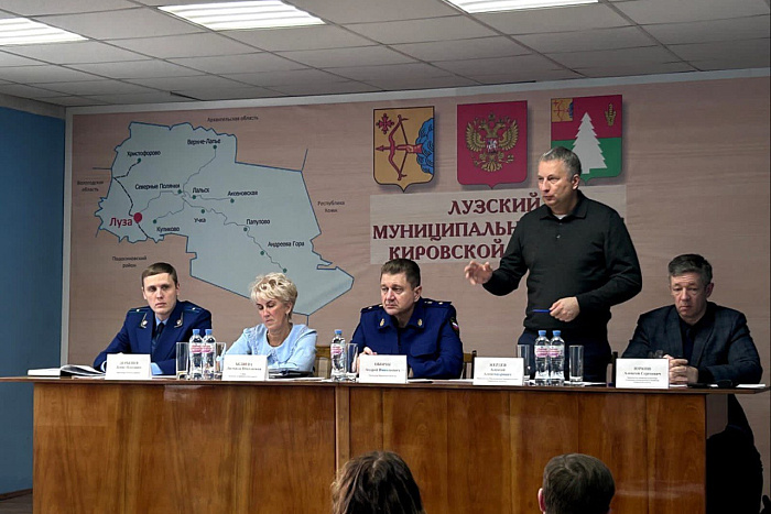 Зампред Алексей Жердев и прокурор Кировской области Андрей Оборок провели личный приём жителей Лузского района