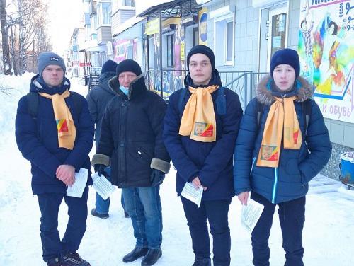 Студенты-волонтеры вышли на улицы Омутнинска с листовками
