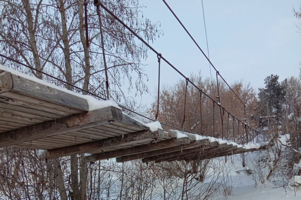 В Суне на средства областного бюджета отремонтировали подвесной мост