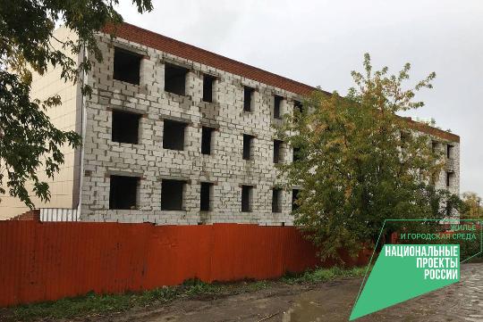 В Зуевке по нацпроекту строят трехэтажный дом для переселения граждан из аварийного жилья