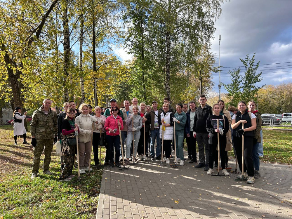 Министерство участвует в осенней приборке города