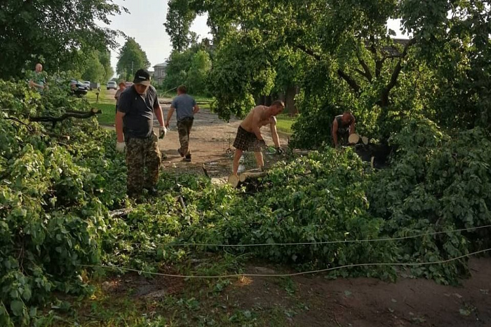 В районах Кировской области устраняют последствия непогоды